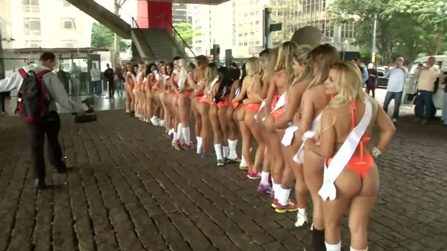 Frame 15.958602 de: Madre e hija entre las 27 candidatas para obtener el t&iacute;tulo de Miss 'Bum Bum' 2016 que se celebra en Brasil