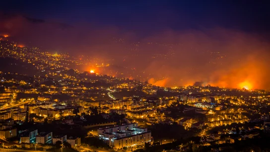 Tres muertos en el grave incendio que azota la capital de Madeira Tres muertos en el grave incendio que azota la capital de Madeira