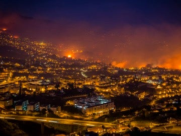 Tres muertos en el grave incendio que azota la capital de Madeira Tres muertos en el grave incendio que azota la capital de Madeira