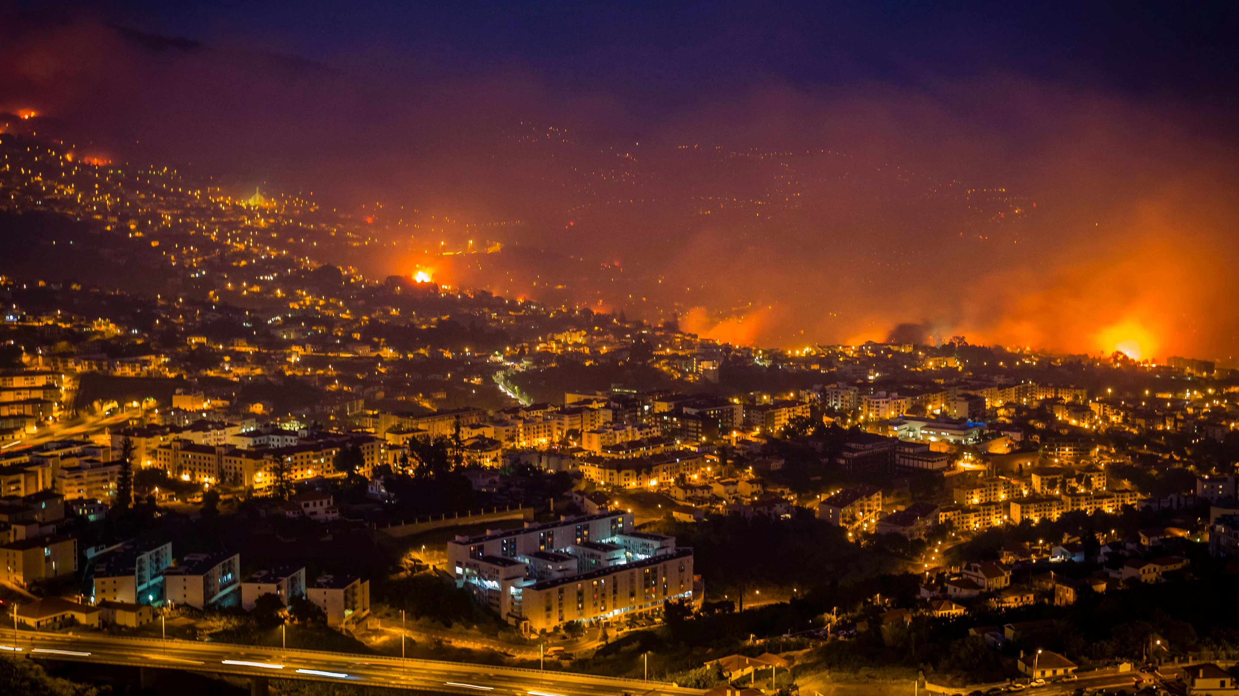 Tres muertos en el grave incendio que azota la capital de Madeira