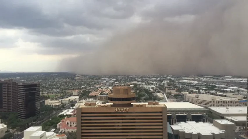 Frame 0.0 de: Una densa nube de polvo rojiza cubre las calles de la capital del estado de Arizona 