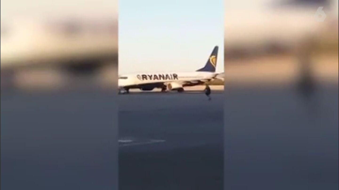 Corre hacia el avi&oacute;n que hab&iacute;a perdido