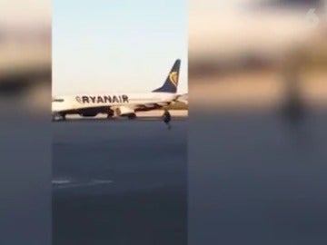 Corre hacia el avión que había perdido Corre hacia el avión que había perdido