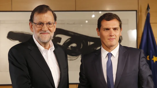 Rajoy y Rivera se saludan antes de su reunión Rajoy y Rivera se saludan antes de su reunión