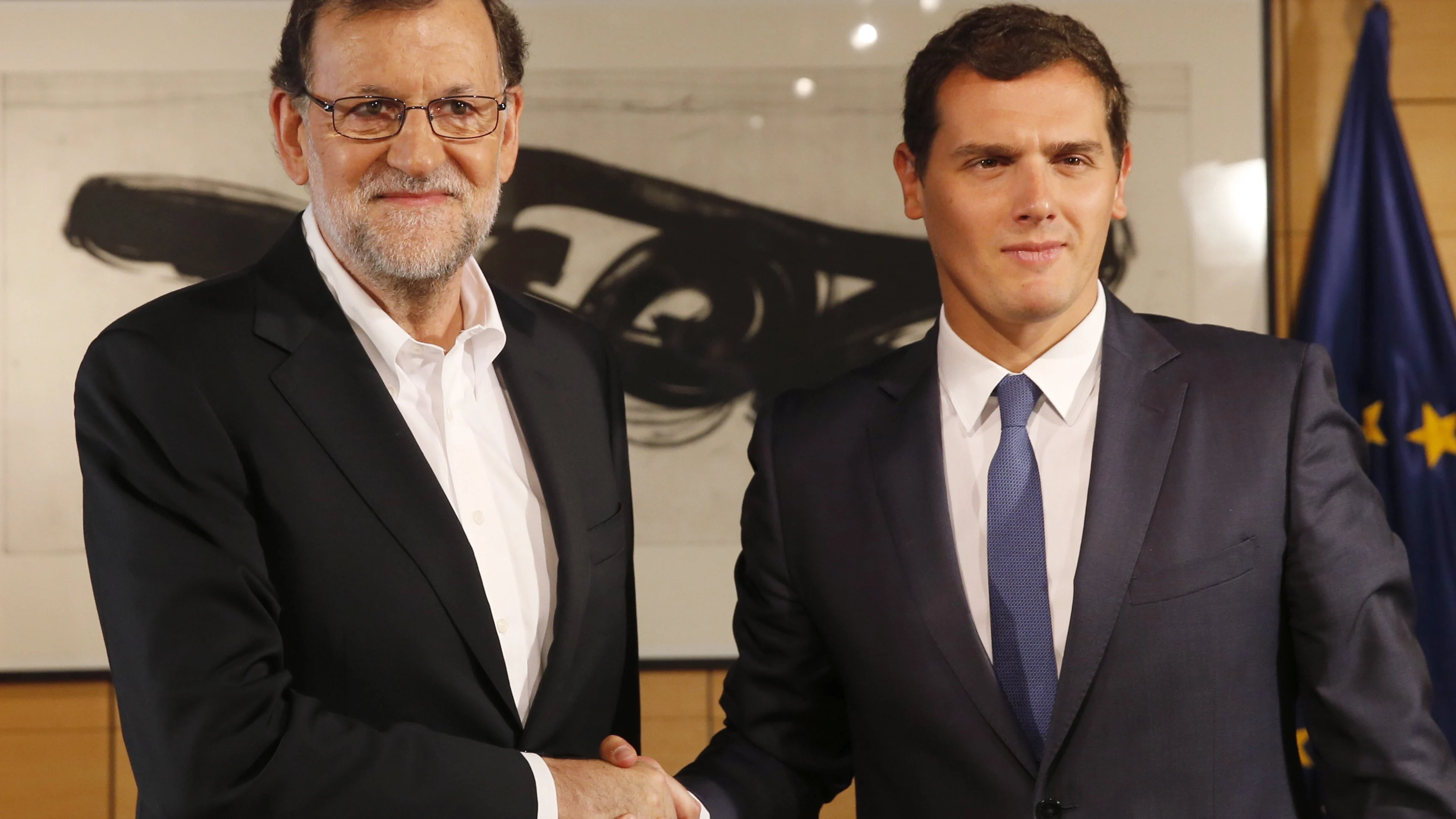 Rajoy y Rivera se saludan antes de su reunión