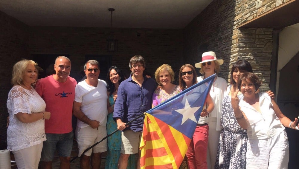 Puigdemont, con amigos en una fiesta en Cadaqués