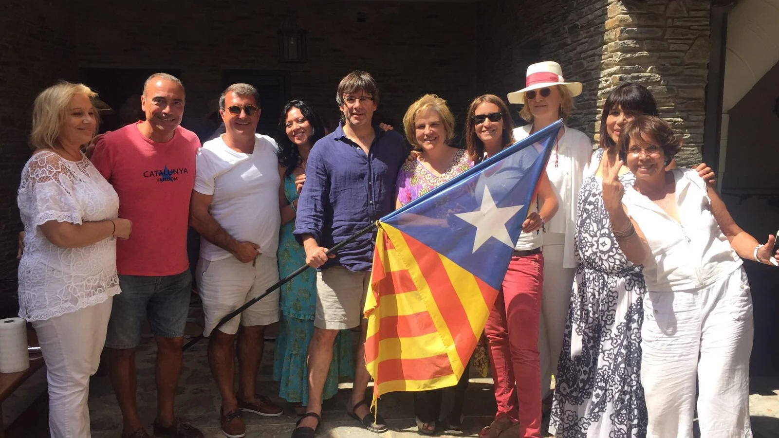 Puigdemont, con amigos en una fiesta en Cadaqués Puigdemont, con amigos en una fiesta en Cadaqués
