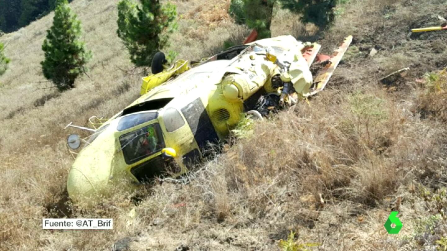 Un helic&oacute;ptero contra incendios se estrella en La Palma y sus tripulantes salen con vida