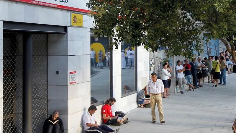 Imagen de la fachada de una Oficina de empleo con personas a la espera