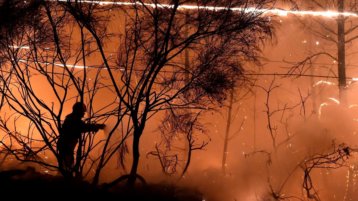 Un bombero intenta apagar un incendio