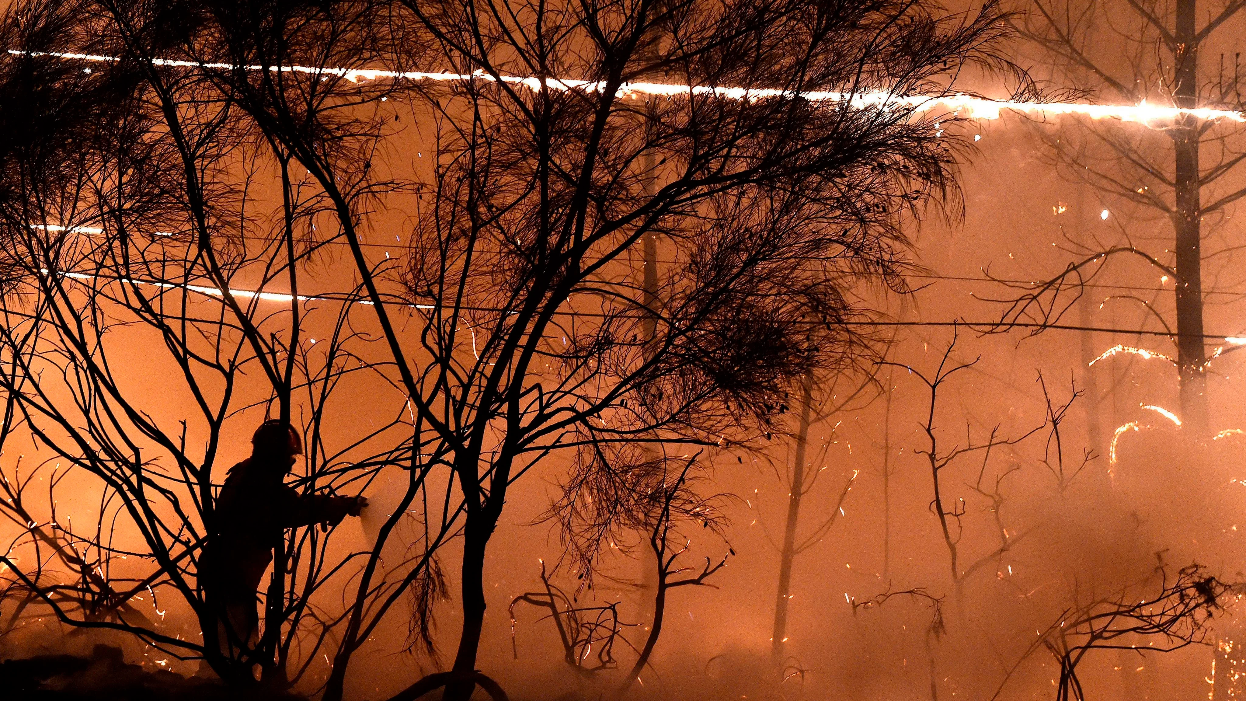 Un bombero intenta apagar un incendio