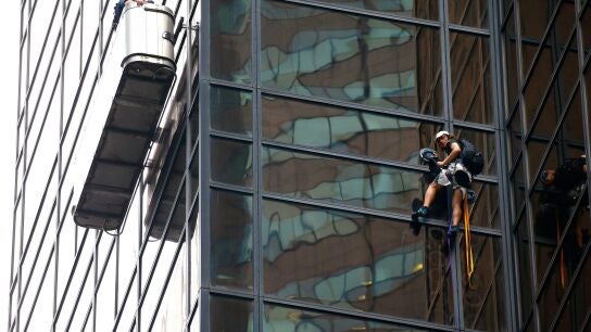El hombre ha comenzado el ascenso desde el quinto piso 