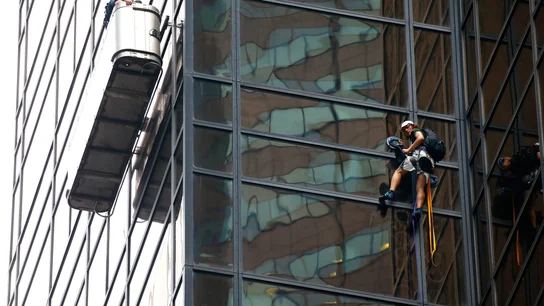 El hombre ha comenzado el ascenso desde el quinto piso El hombre ha comenzado el ascenso desde el quinto piso