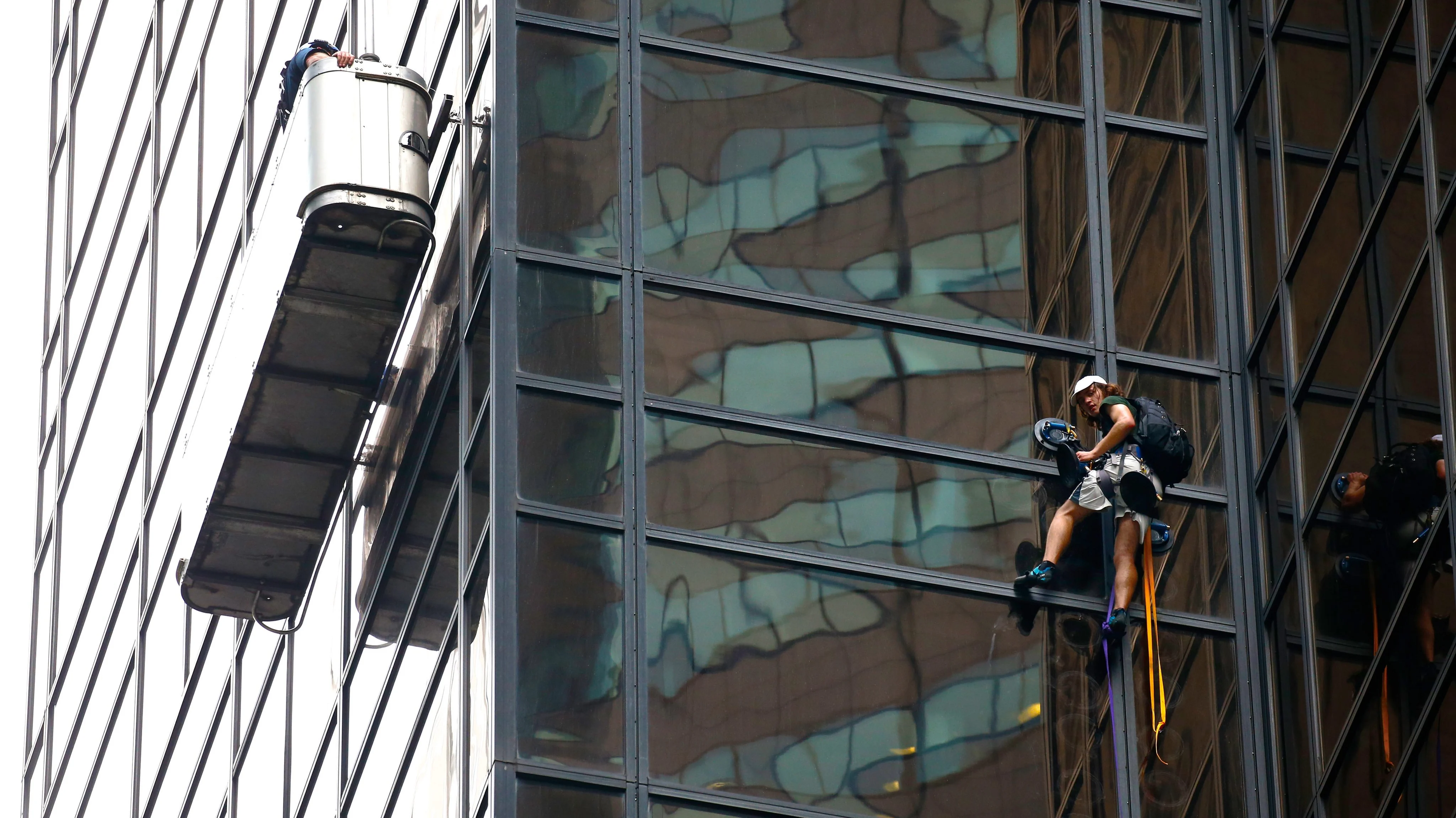 El hombre ha comenzado el ascenso desde el quinto piso 