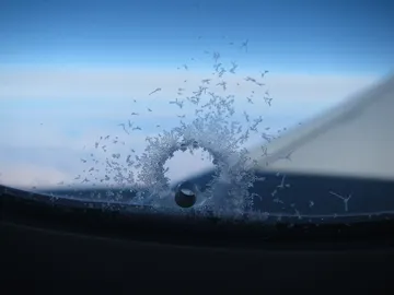 Las ventanillas del avión están compuestas por tres capas y tienen un agujerillo. Las ventanillas del avión están compuestas por tres capas y tienen un agujerillo.