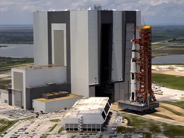 La nave Apolo 11, recién salida del Edificio de Ensamblaje de Vehículos de la NASA en mayo de 1969. La nave Apolo 11, recién salida del Edificio de Ensamblaje de Vehículos de la NASA en mayo de 1969.