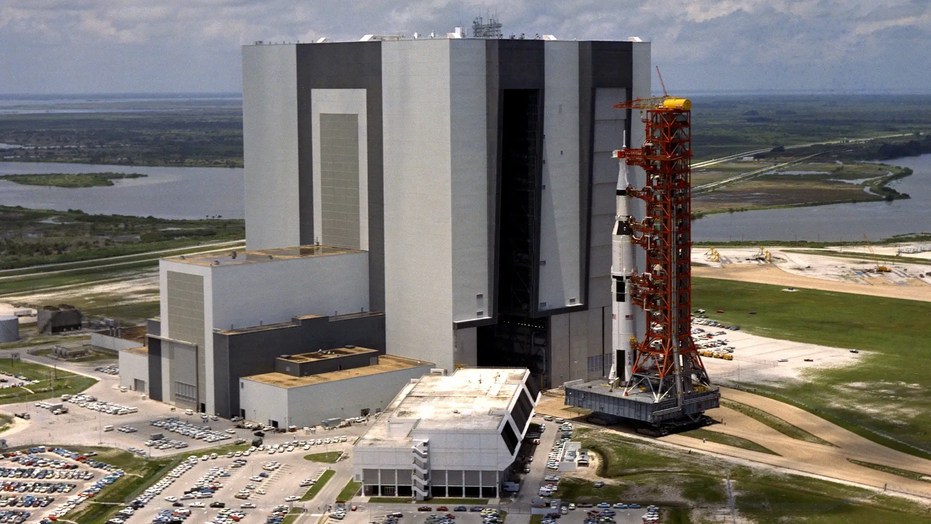 La nave Apolo 11, recién salida del Edificio de Ensamblaje de Vehículos de la NASA en mayo de 1969.