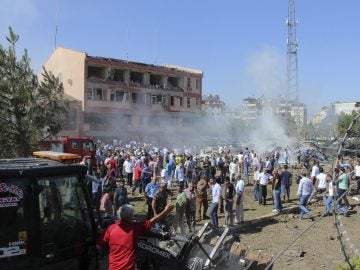 Una multitud ayuda a los heridos tras una explosión en una comisaría en la localidad de Elazig (Turquía) Una multitud ayuda a los heridos tras una explosión en una comisaría en la localidad de Elazig (Turquía)