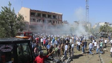Una multitud ayuda a los heridos tras una explosión en una comisaría en la localidad de Elazig (Turquía)