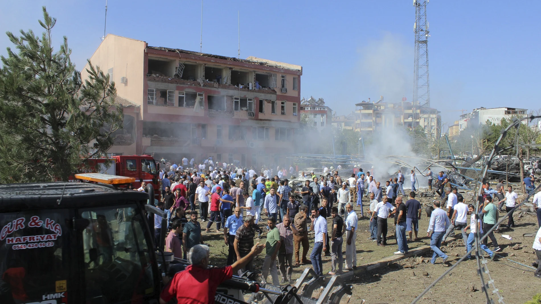 Una multitud ayuda a los heridos tras una explosión en una comisaría en la localidad de Elazig (Turquía)