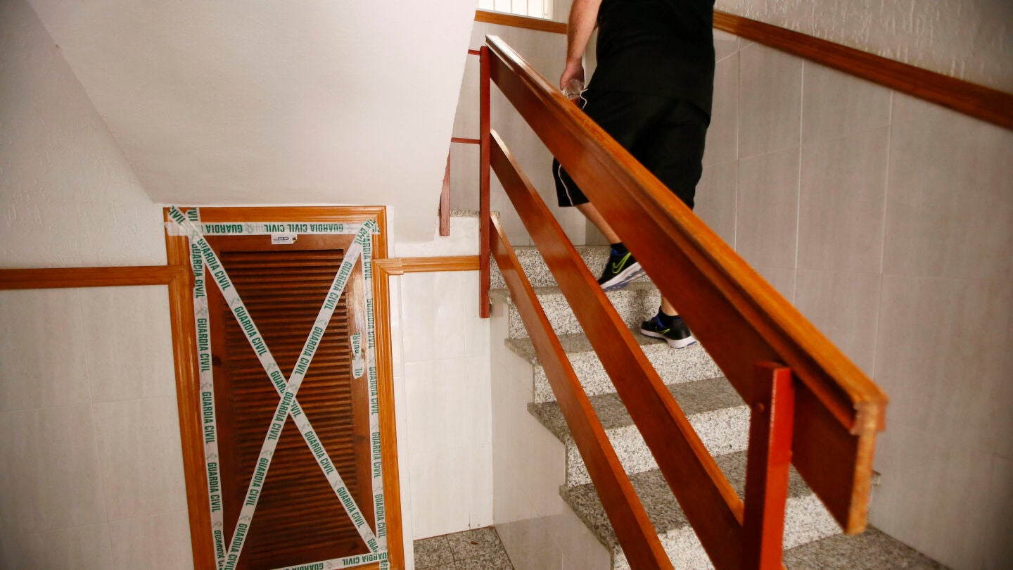 Cuadro de contadores del edificio de Torrevieja donde fue encontrado tapiado el cad&aacute;ver de una mujer de origen chileno