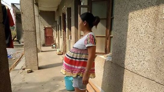 Mujer china embarazada de 17 meses