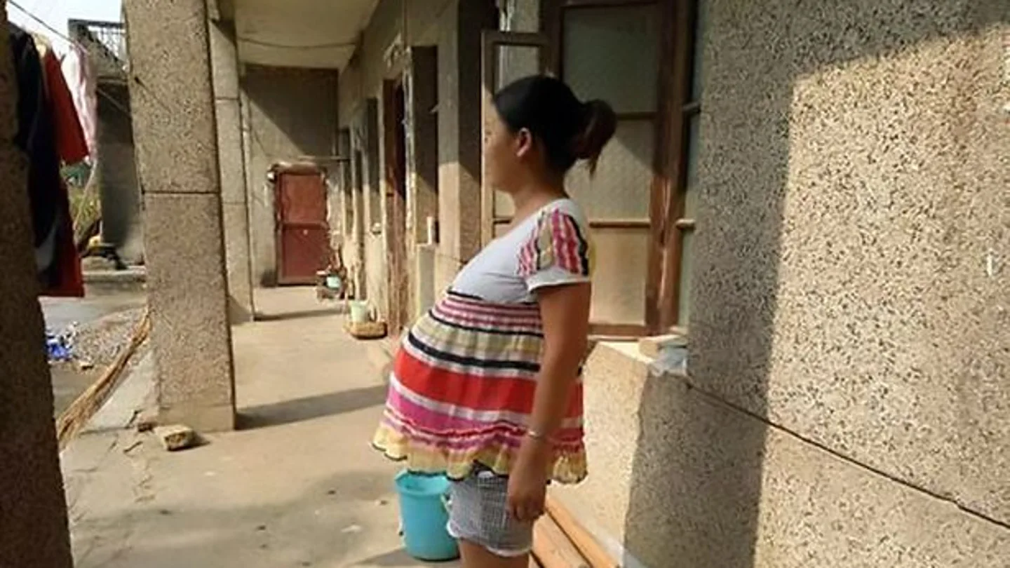 Mujer china embarazada de 17 meses Mujer china embarazada de 17 meses