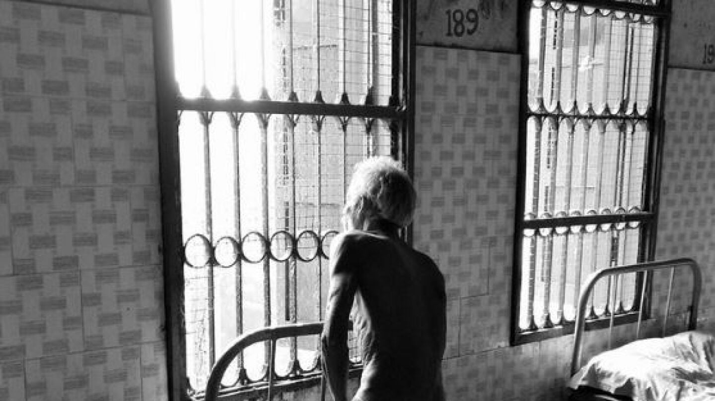Un hombre, desnudo en un hospital para enfermos mentales de Calcuta, India