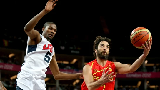 Juan Carlos Navarro lanza a canasta ante la defensa de Kevin Durant en la final de Londres 2012 Juan Carlos Navarro lanza a canasta ante la defensa de Kevin Durant en la final de Londres 2012