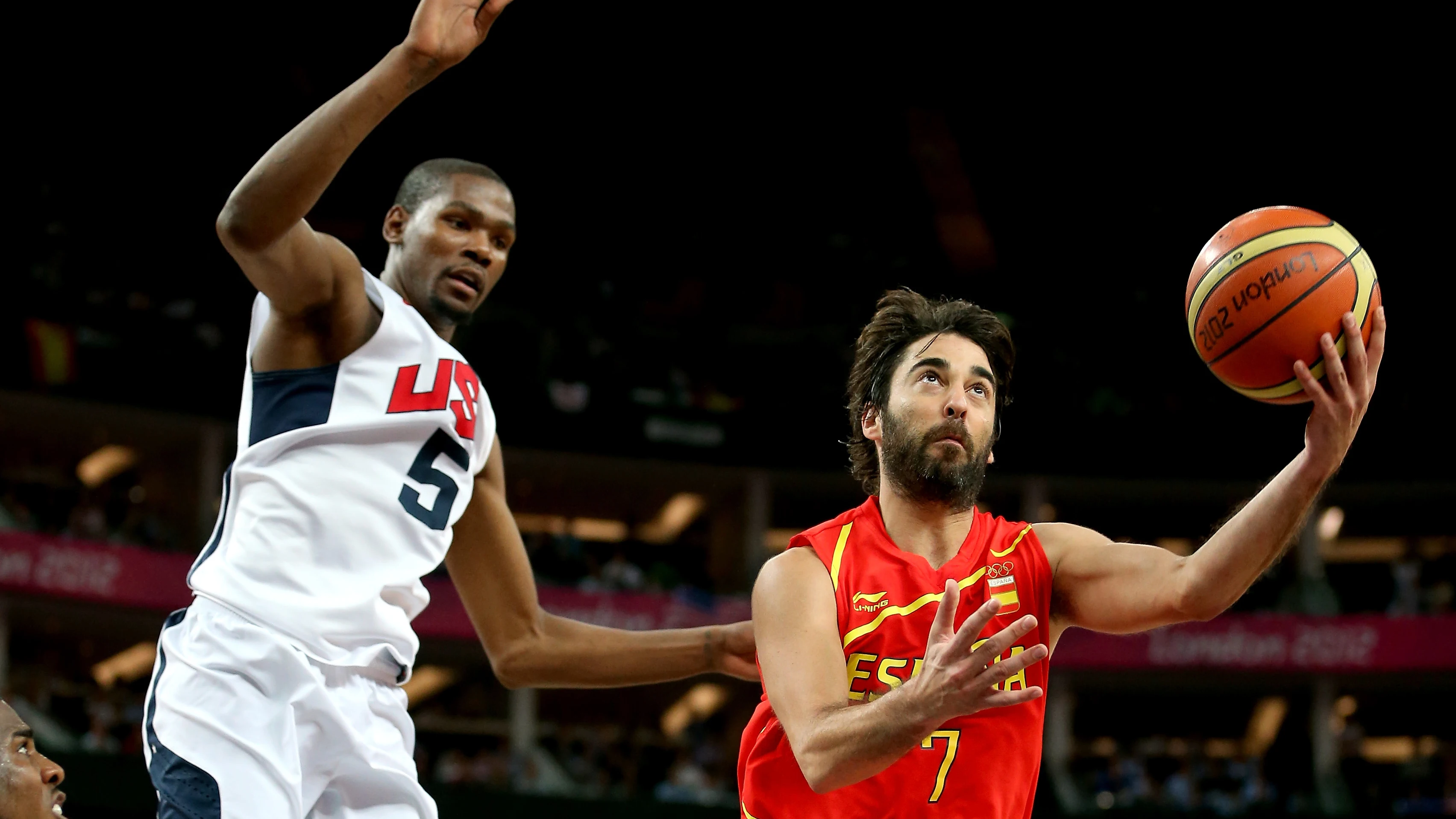 Juan Carlos Navarro lanza a canasta ante la defensa de Kevin Durant en la final de Londres 2012