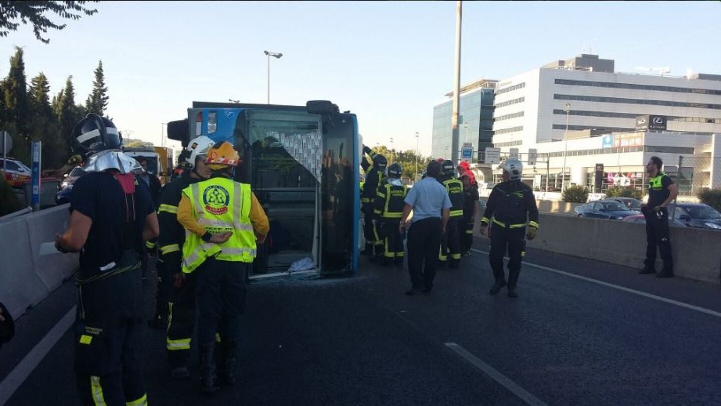 Autob&uacute;s de la EMT volcado en la Avenida de Burgos