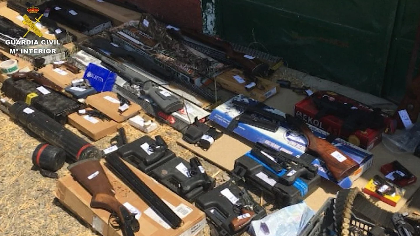 Detenido un hombre en Dos Hermanas con 60 armas de fuego y más de 70 kilos de precursores de explosivos Detenido un hombre en Dos Hermanas con 60 armas de fuego y más de 70 kilos de precursores de explosivos