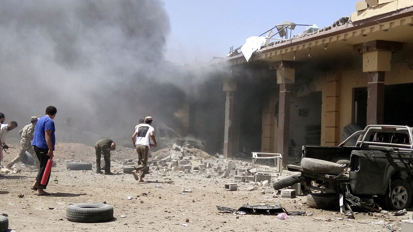 Ocho milicianos muertos al estallar dos coches bomba en Sirte, Libia