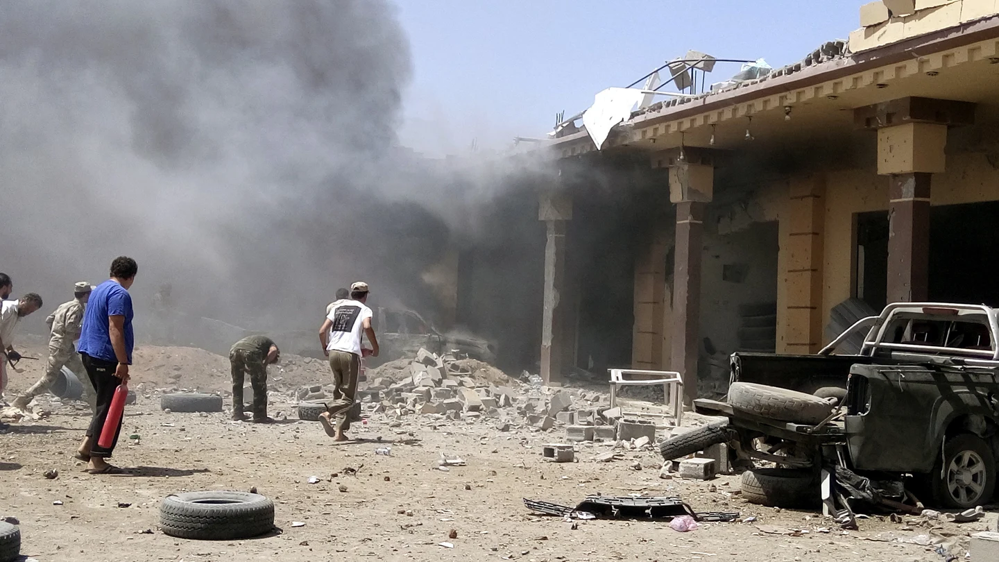 Ocho milicianos muertos al estallar dos coches bomba en Sirte, Libia Ocho milicianos muertos al estallar dos coches bomba en Sirte, Libia