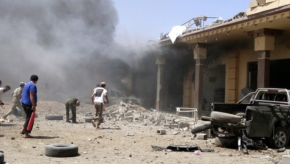 Ocho milicianos muertos al estallar dos coches bomba en Sirte, Libia