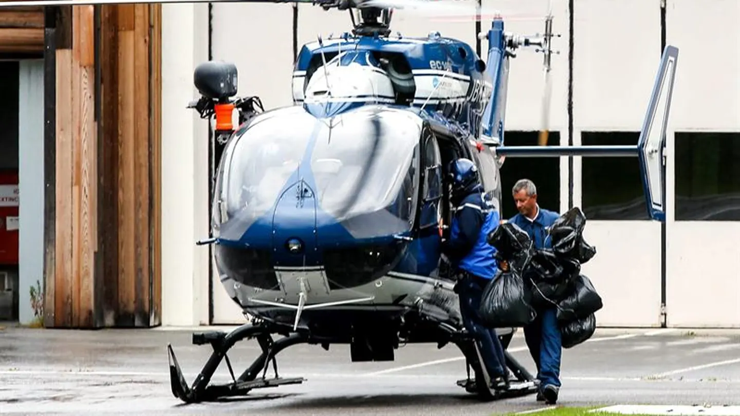 Miembros del equipo de rescate de montaña se preparan para una operación de rescate de Chamonix, en los Alpes franceses. Miembros del equipo de rescate de montaña se preparan para una operación de rescate de Chamonix, en los Alpes franceses.