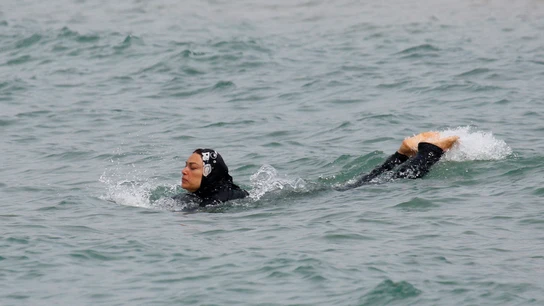 Una mujer con 'burkini' bañándose Una mujer con 'burkini' bañándose