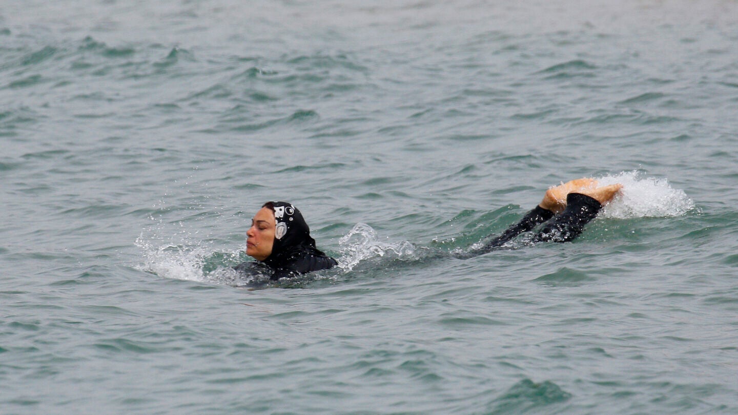 Una mujer con 'burkini' ba&ntilde;&aacute;ndose