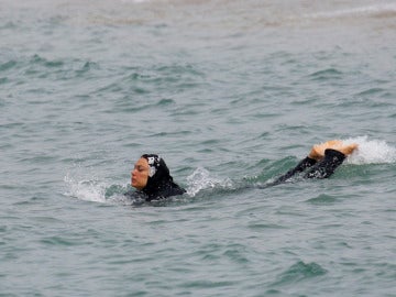 Una mujer con 'burkini' bañándose Una mujer con 'burkini' bañándose