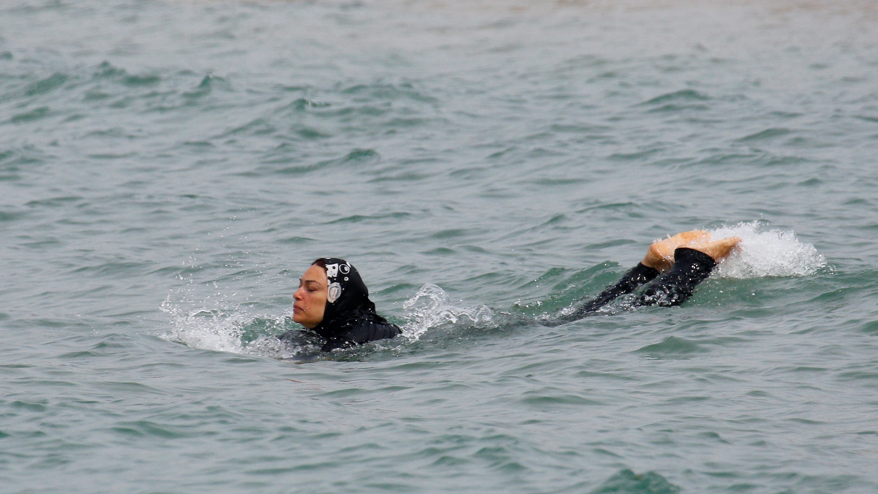 Una mujer con 'burkini' bañándose