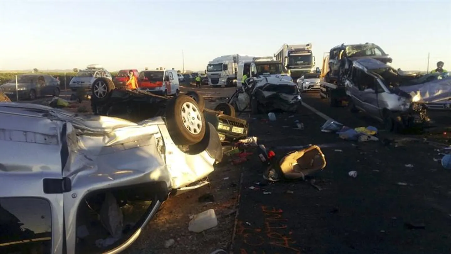 Una imagen del accidente en Manzanares (Ciudad Real) con 22 coches implicados Una imagen del accidente en Manzanares (Ciudad Real) con 22 coches implicados