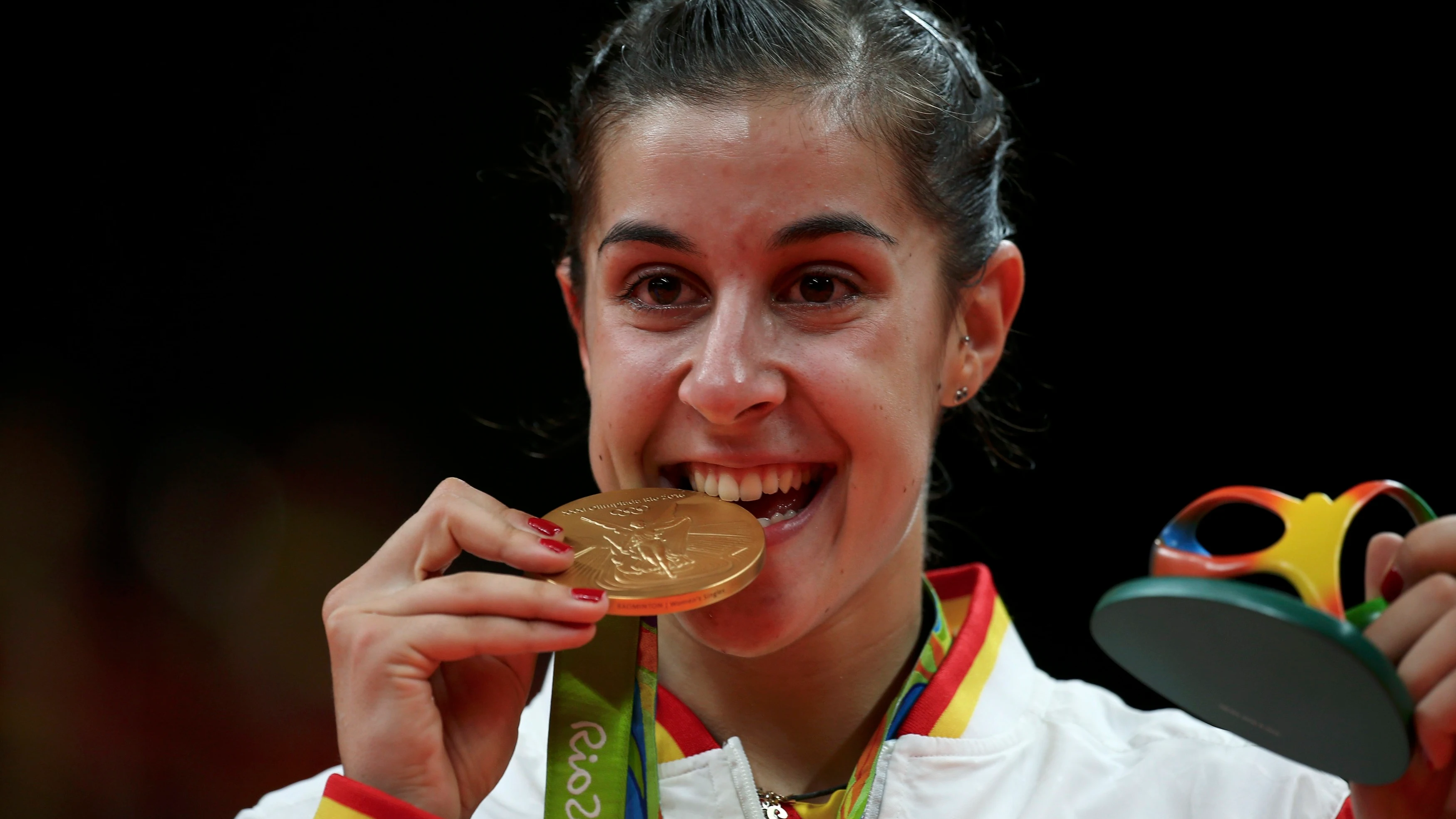 Carolina Marín muerde su medalla de oro