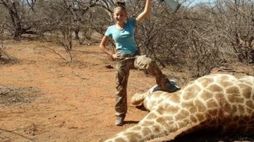 Aryanna Gourdin posa con una jirafa muerta