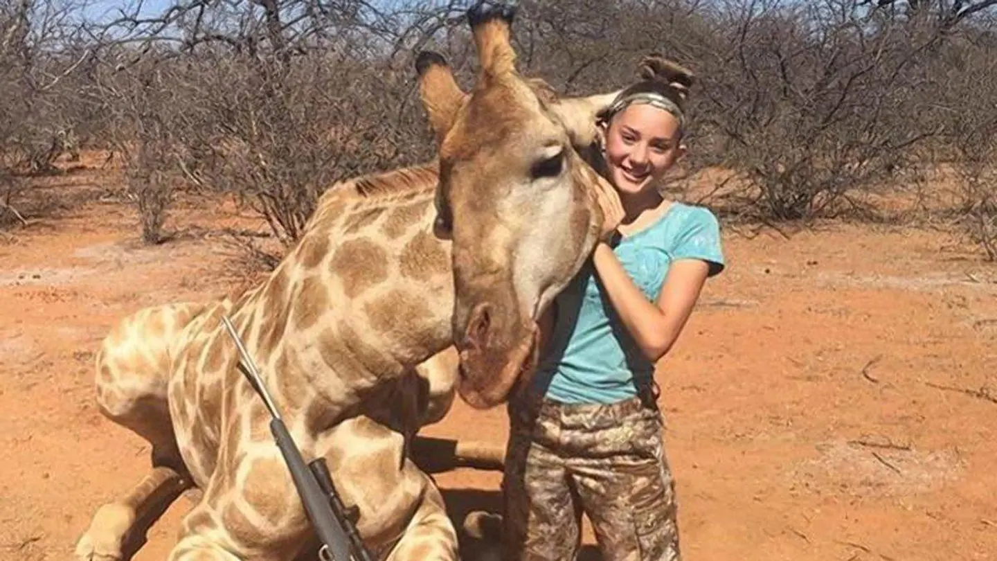 Aryanna Gourdin posa con una jirafa muerta Aryanna Gourdin posa con una jirafa muerta