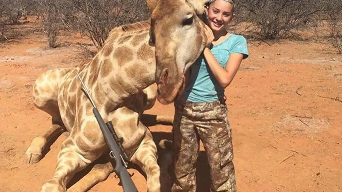 Aryanna Gourdin posa con una jirafa muerta Aryanna Gourdin posa con una jirafa muerta