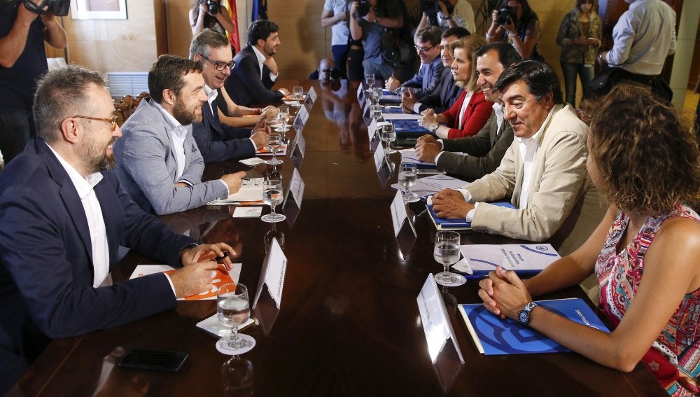 Equipos negociadores de Ciudadanos y PP, reunidos