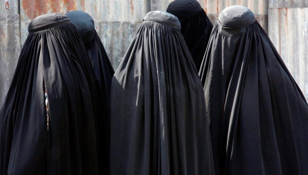 Mujeres llevando burka