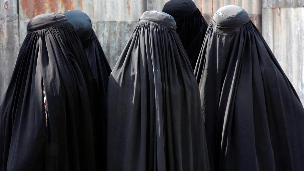 Mujeres llevando burka