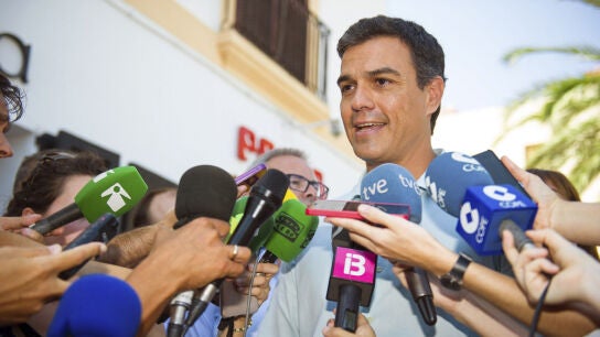 Pedro S&aacute;nchez habla con los medios de comunicaci&oacute;n