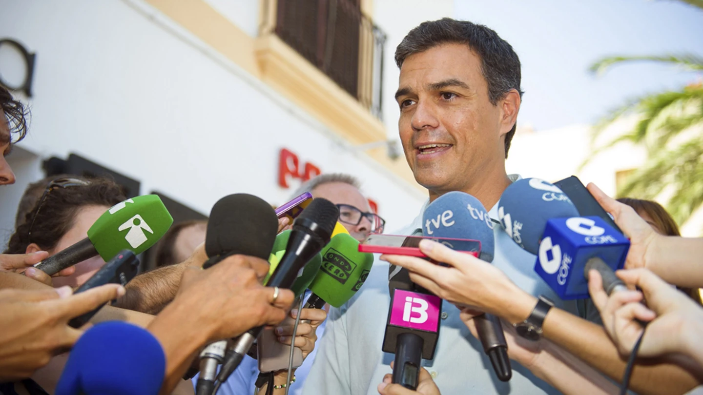 Pedro Sánchez habla con los medios de comunicación Pedro Sánchez habla con los medios de comunicación